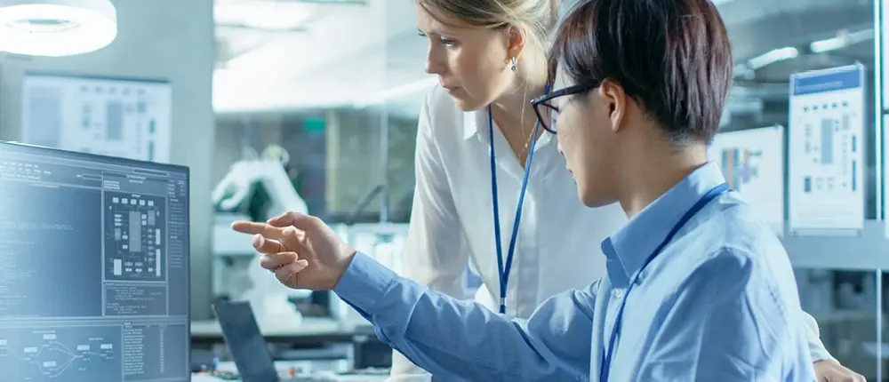 Un tecnico mostro il progetto al collega